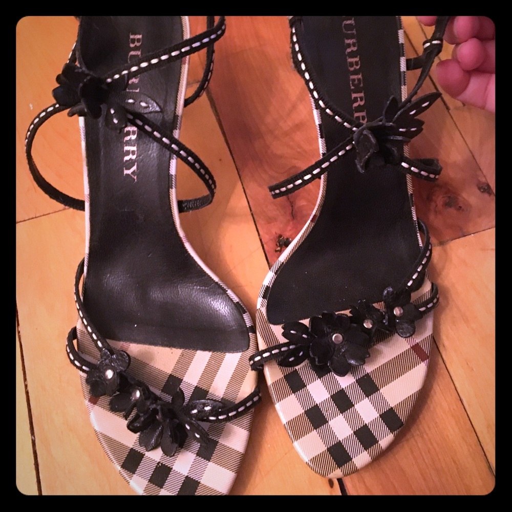 Burberry black strappy floral sandals size 38.5